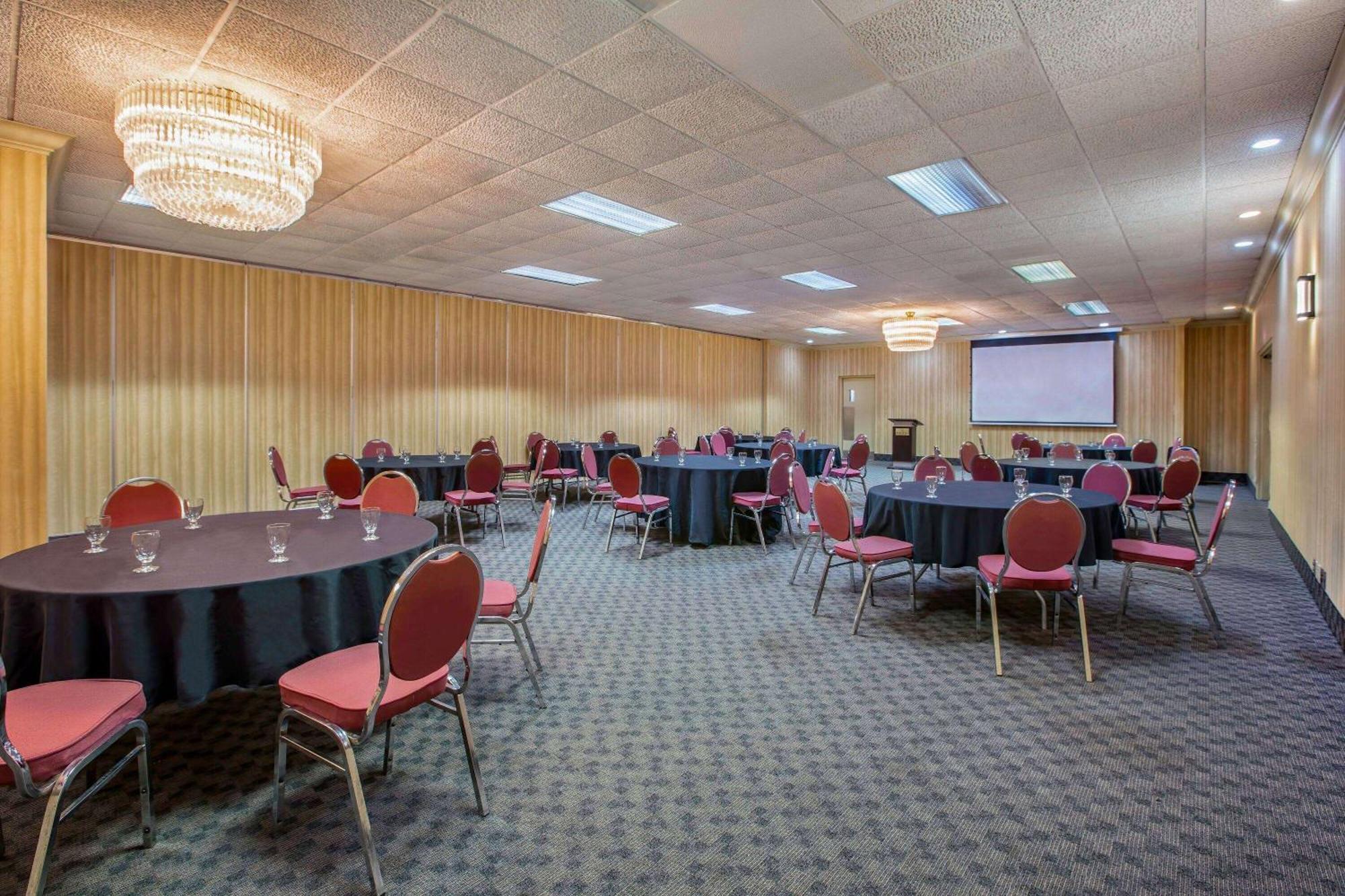 Days Inn By Wyndham Sudbury & Conference Centre Exteriér fotografie